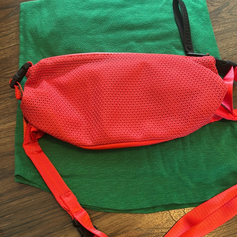 All hours Lululemon Belt Bag - red